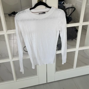 Ribbstickad tröja Gina Tricot bomull  - Storlek M.  Pyttelite gulnad vid ena armhålan, se bild.  100% bomull. 