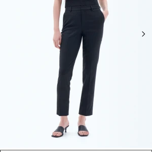 Kostymbyxor från Filippa K - Modellen heter Emma cropped cool wool trousers och ingår i Filippa Ks core kollektion. Helt nya och oanvända med prislapp kvar. Ordinarie pris på hemsidan är 2200. 