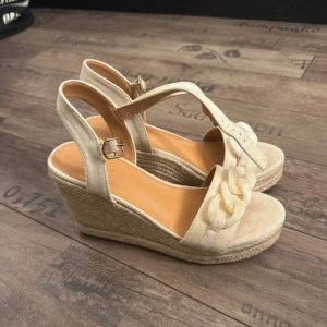 Klackskor  - Klackskor från deichman strl 37 använda 1 gång. Säljer för 200kr köptes för 600kr