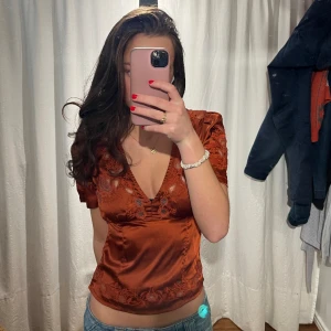 Satin blus. - Superfin blus/topp i satin med broderier i storlek S💓