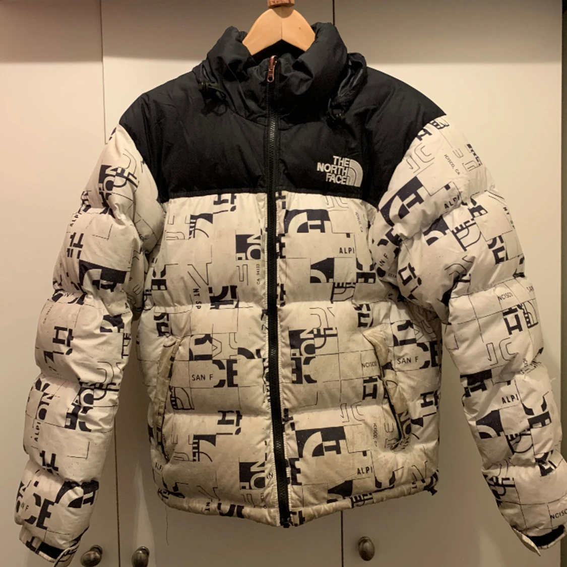 Väldigt snygg och unik north face puffer jacket från 1996! Säljer eftersom jag inte har behov av den.