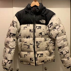 Väldigt snygg och unik north face puffer jacket från 1996! Säljer eftersom jag inte har behov av den. - Lite slitig eftersom den är gammal, konstigt mått med xs eftersom jag har haft den i flera år och är över 180 cm, skulle säga att den är som M.