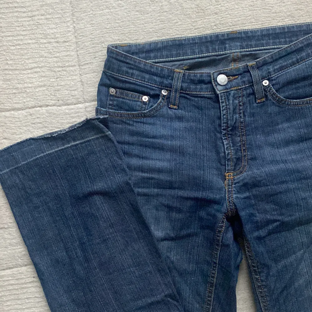 Supersnygga raka mid-waist jeans köpta second hand💌 Var uppsydda när jag köpte men har sprättat upp och passar nu mig som är 160 i längden. Jeans & Byxor.