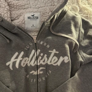 Hollister Zip Up - en fin hollister zip up tröja som är väldigt mysig i fint stick! för fler frågor är det bara att skriva! vid snabb affär kan pris diskuteras!