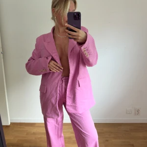 Kostym NAKD - Rosa kostym från NAKD Kavaj strl.34 Byxor strl. 32