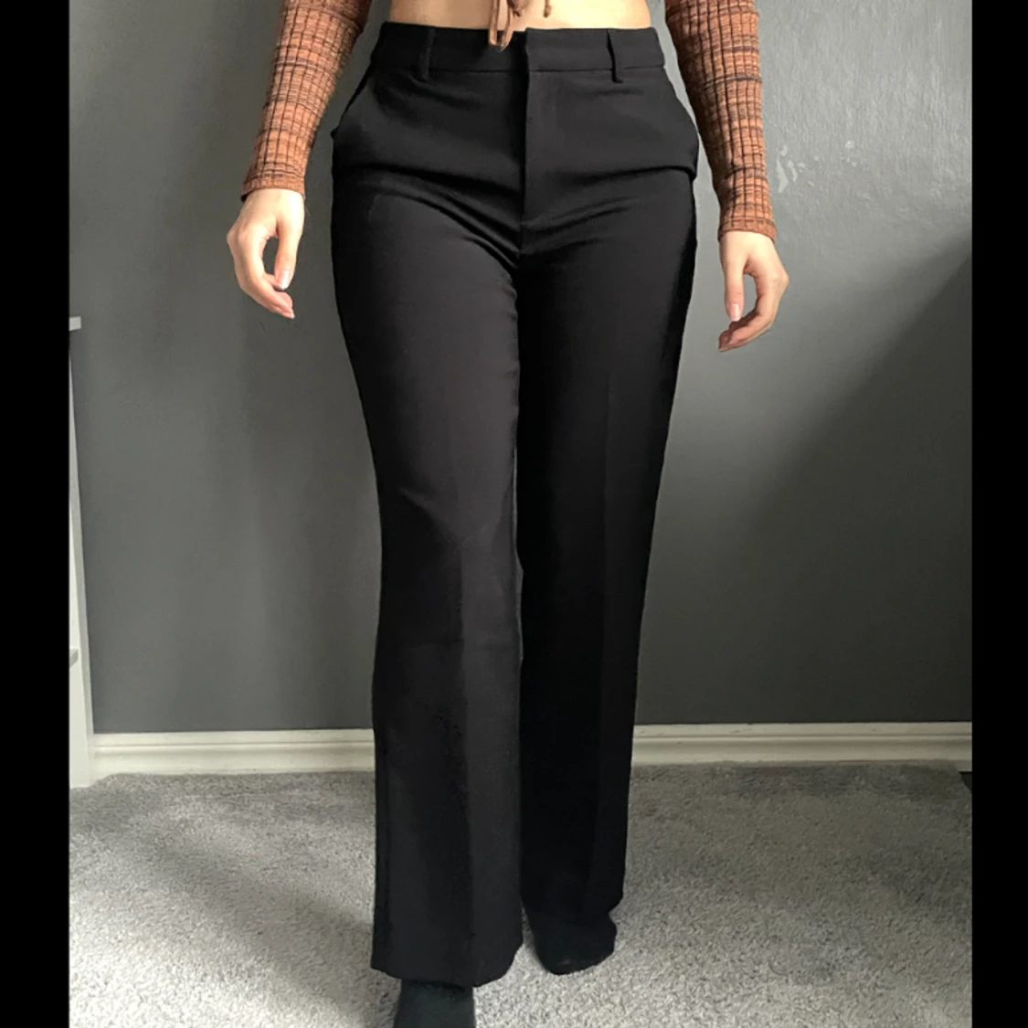 Svarta tygbyxor i straight fit 
