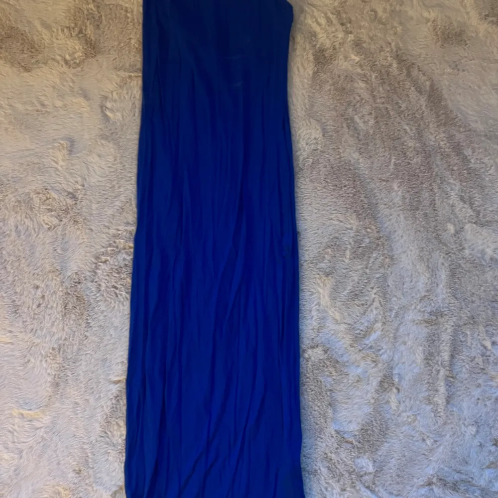 En blå maxi klänning, knappt använd. Klänningar.