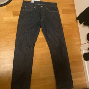 Levis 501  - Säljer ett par Levis 501or då de inte har blivit använda på ett tag. Säljer för 99kr och nypriset ligger på runt 1100. Jeansen har inga defekter alls och är så gott som nya