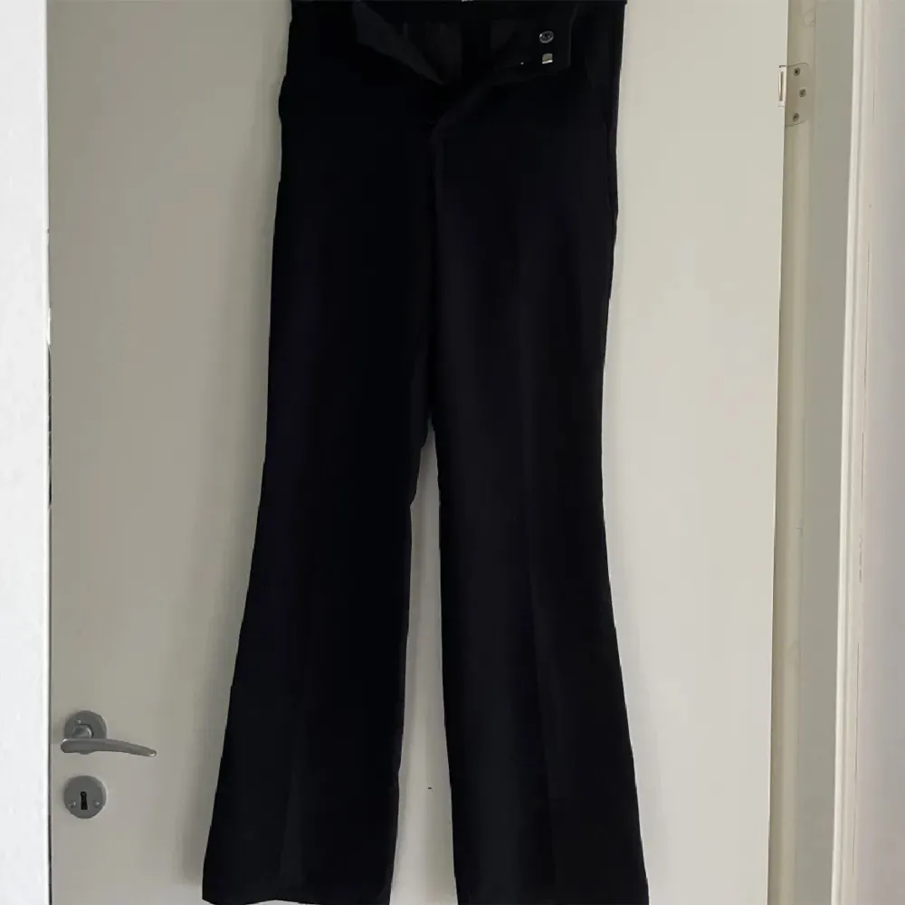 Svarta kostymbyxor från bikbok. Jeans & Byxor.