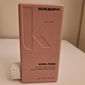 Kevin Murphy Angel Rinse - Kevin Murphy Angel Rinse For fine coloured hair. 250 ml. Ca 75% kvar av flaskan. Ord pris 329 kr.