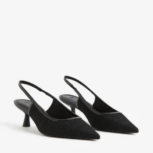 Låga klackskor - Kollar intresset för mina jättesnygga klackskor! Enbart använda en gång så i väldigt fint skick. Oklart hur hög klacken är men skulle säga ca 4 cm🩷nypris 299kr