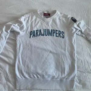 Ny parajumper sweatshirt i storlek M. Köpt från johnells för 1800kr. Använd 2-3 gånger max