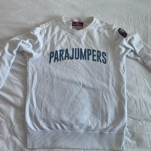 Parajumpers Sweatshirt - Ny parajumper sweatshirt i storlek M. Köpt från johnells för 1800kr. Använd 2-3 gånger max