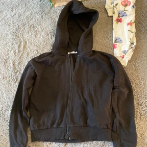 Svart kofta - Använd 1 gång. Säljer pga för liten för mig