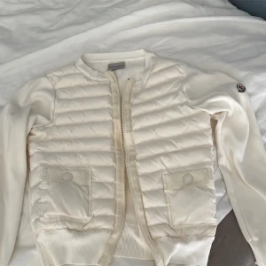 Moncler cardigan - Hej! Säljer min syrras cardigan i storlek S som blev för liten för henne, inga fläckar, skulle säga en 9:10 i skick! För fler fråger är det bara att skriva!