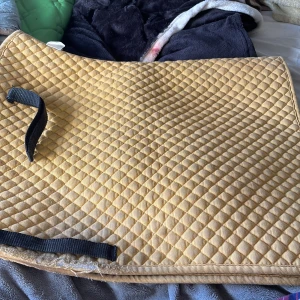 Schabrak  - Hej! Jag säljer mitt gula schabrak i storlek full.  Säljer för 50 då den är lite trasig längst ner men ingen som syns super mycket när man rider☺️