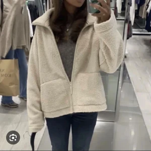 Teddyjacka - Jättefin teddyjacka från hm som inte kommer till användning! Inte jag på bilden, skriv för egna bilder🥰buda gärna privat