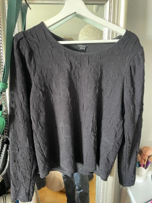 Svart volang-tröja - Använd vid fåtal tillfällen.