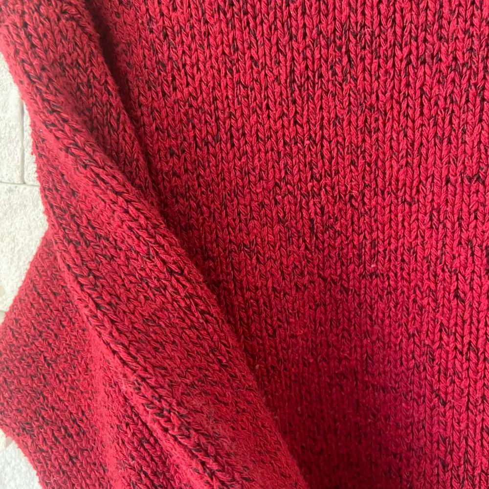 Röd stickad tröja, kring storlek S-M. Aldrig använt ❤️. Stickat.