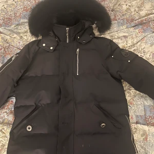 Moose knuckles jacka  - Helt ny moose knuckles jacka. Passbar mot kyla. Helt ny skick och oanvänd. Säljer då den ej passar mig. 