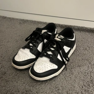 Nike dunk low retro white black - Nästan nya Nike skor i stoleken 40 men funkar som 39. Använda Max 7 gånger så de ser fortfarande nästa nya ut. Nypris ungefär 1300 men säljer för 800kr
