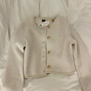Helt ny tröj/jacka från Gina Tricot med lapp kvar. Storlek S. Nypris 399kr säljer för 200kr