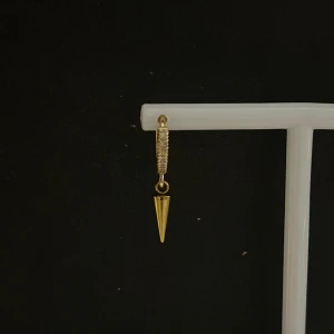 Nitörhänge i guld 😍 - Jag har gjort örhänget själv. Material är rostfritt stål samt koppar. 