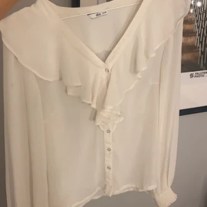 ELLOS VOLANGBLUS  - Hejj, säljer min fina vita volangblus ifrån Ellos. Den är i helt nyskick, köptes i slutet av sommaren och har inte kommit till så mycket användning. Köpt för 300kr. Tveka inte på att höra av dig om du är intresserad.💗💗