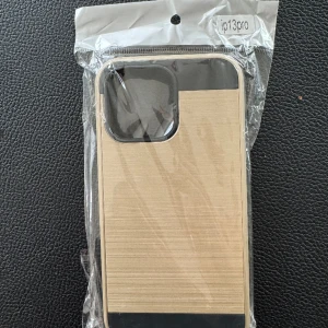 Mobilskal iPhone 13 pro  - Mobilskal guld/svart. Oanvänt i oöppnad förpackning.