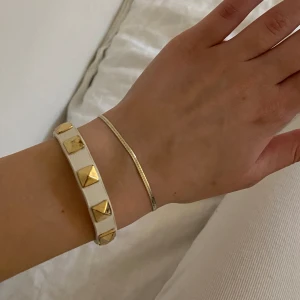 Armband - Valentino inspirerat armband, köptes på flygplatsen förra året för 599kr, aldrig använt