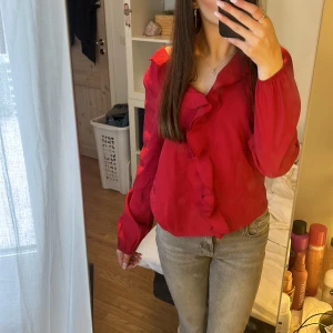 Röd blus - Säljer min röda blus från vero moda som jag bara har använt en gång på julafton och aldrig mer, just därför jag säljer för den inte kommer till nån användning. Den säljs inte längre men köpte för 500 eller 600 💕