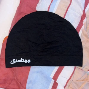 Sixtes mössa - Tjena! Säljer en riktigt fräsch sixtes mössa från första droppen.