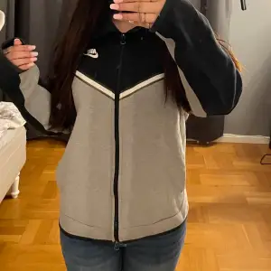 Säljer min grå svarta Nike tech som inte kommer till användning längre. Har haft den ganska länge och den är lite sliten (se bild 2) därav priset.Betala gärna inom plick 💞