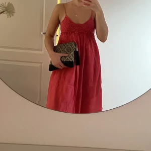 sommarklänning - rosa långklänning med broderade/virkade detaljer. extra tyg så det är som en ’inbyggd’ bh. 2 lager tyg där undertyget är kortare