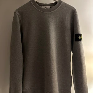 Stone Island tröja - Säljer nu min såklart äkta Stone Island tröja i storlek M. Den är köpt från NK (se 3:e bild) för 2 899kr. Den är helt i nyskick 10/10 och finns inga som helst tecken på användning. Mitt pris 1 299kr.