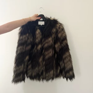 Pälsjacka  - Pälsjacka med jättefina färger, passar xs-m🤍