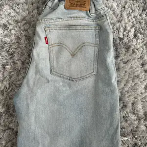 Ljusblå low-waist Levis jeans passar mig som vanligtvis har W26 w27 motsvarar 34-36 i storlek. Raka ben  