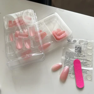 Två olika sets naglar med fil och lim - Lång hållbarhet 