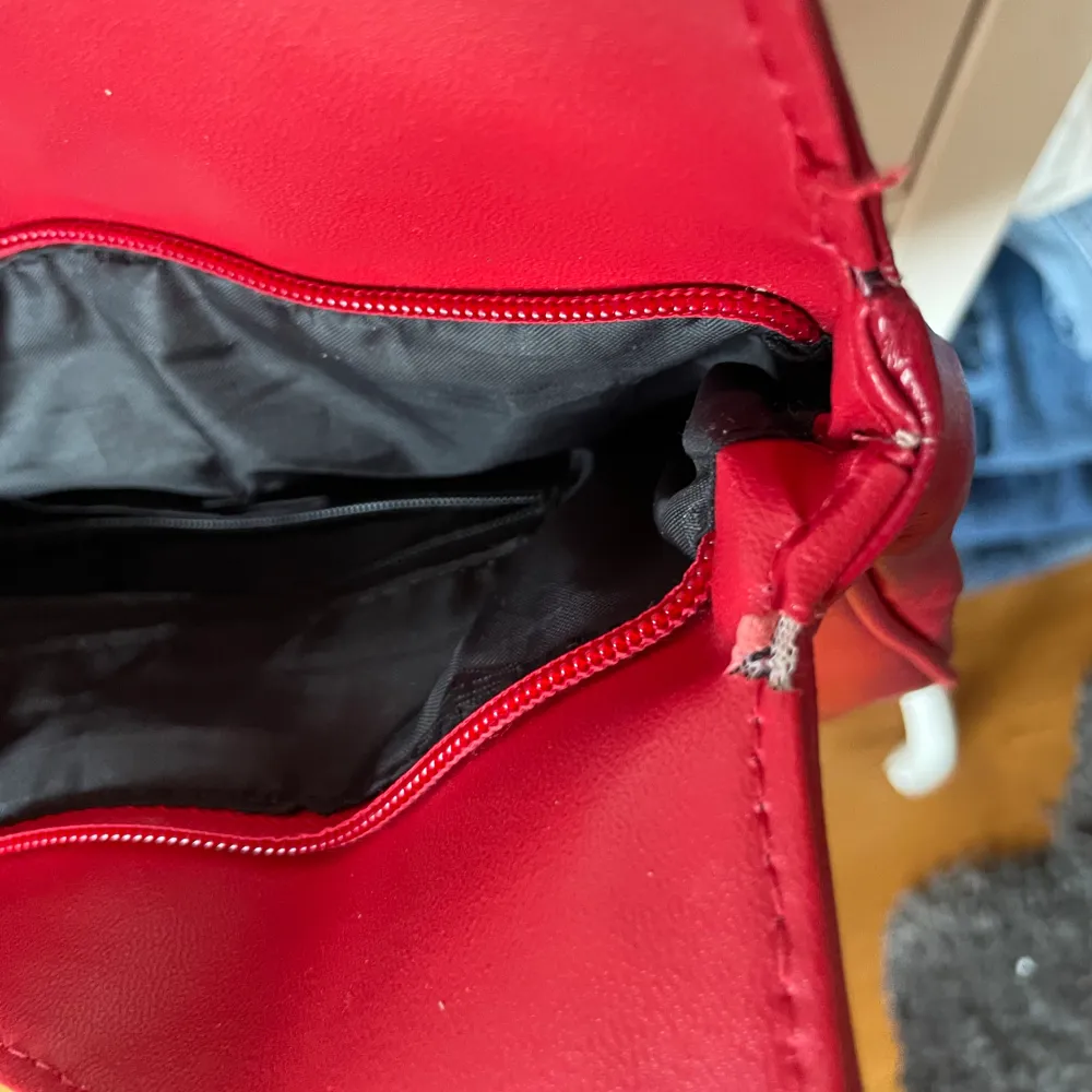 Fin, röd handväska. Minimalt slitage som påvisas på bilden, stark röd färg och rymmer det mesta! . Väskor.