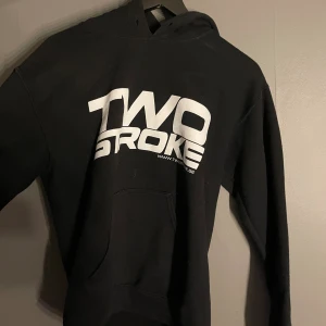 Twostroke hoodie - Svart huvtröja från twostroke. Fint skick🩷 strl S/liten M, beroende på hur man vill att den ska sitta. passar både tjej och kille🩷