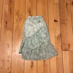 Skitsöt blommig kjol i en unik mintgröna färg(mer grön i verkligheten än på bilderna). Perfekt nu inför sommaren!