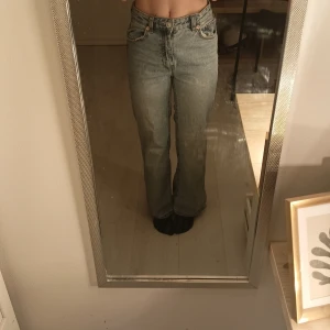 Ljusblå jeans - Bra skick, bagy, man kan använda som lågmidjat och mellanmidjat