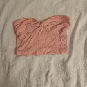 Topp - En väldigt söt topp till sommaren. Har använt den en gång och den är i väldigt bra skick. 