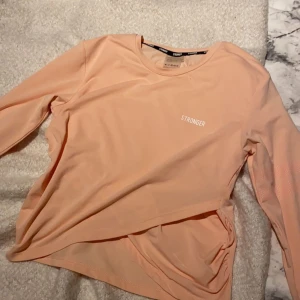 Träning - Denna träningströja från stronger har blivit lite kort för mig❤️ den är i jätte bra skick inga skador. Skriv för fler frågor!!