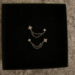 Örhängen för två hål - Säljer de här örhängena för två hål i silver, mitt pris 40 kr