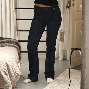 Mörkblåa jeans  - Säljer mina mörkblåa jeans från Esprit, jättefina och bra skick😇 