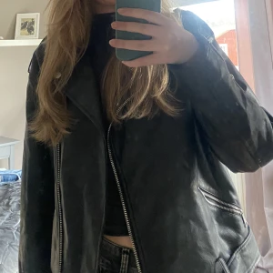 Svart skinnjacka  - Säljer min svarta missguided skinnjacka ifrån Nelly💕 använd fåtal gånger💕