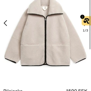 Teddyjacka  - Snygg teddyjacka från Arker i väldigt bea skick, säljer då den inte kommer till användning, i storlek xs men passar s minst lika bra 