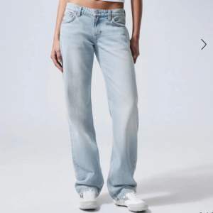 Lågmidjade ljusblå jeans från weekday Innerbenslängd: 81 cm  Midja: 37x2cm  Säljer även i grått🤩🤍