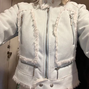 ljusblå jacka från bebe - så fin ljusblå jacka. saknar den lilla grejen på dragkedjan men fortfarande fungerande dragkedja